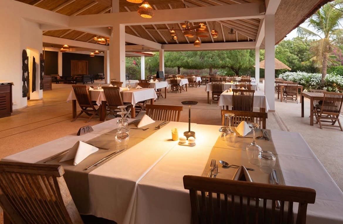 Restaurant du lodge sous charpente, tables dressées