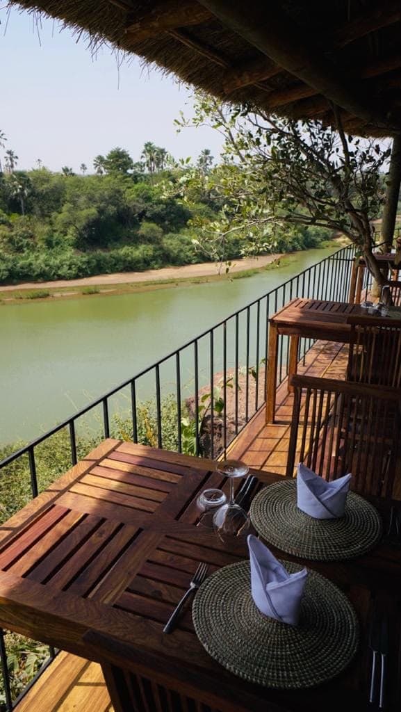 Terrasse avec garde-corps métallique au-dessus du fleuve Gambie