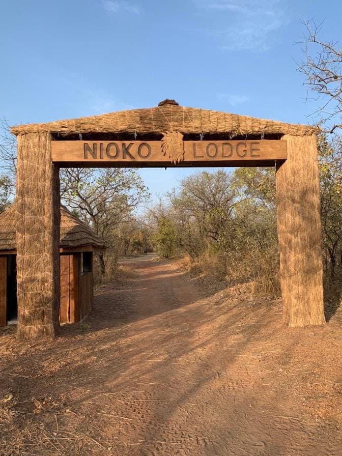 Portique d'entrée en bois « Nioko Lodge » sur la piste